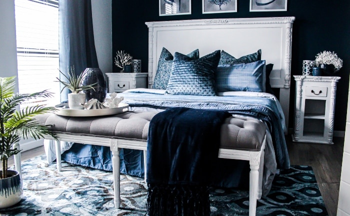 dormitorio paredes oscuras y textiles en azules