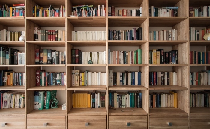 estantería de madera llena de libros