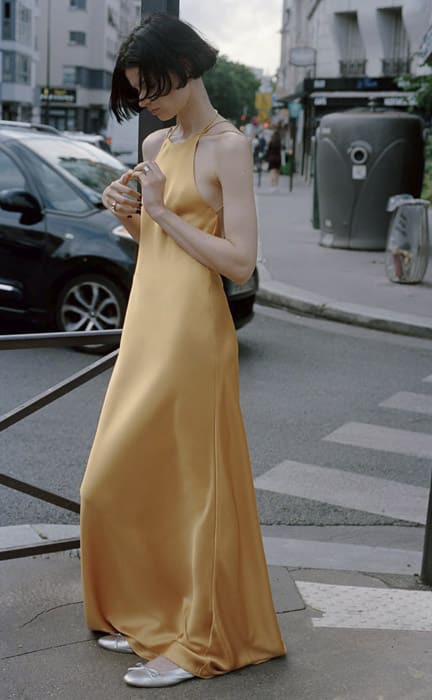 Vestido largo satinado color bronce de Zara