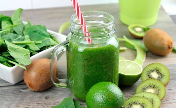 Cómo hacer un batido verde de espinaca