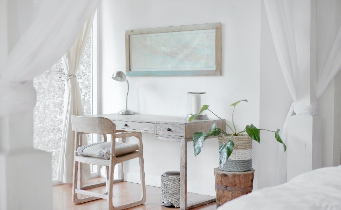 dormitorio en blancos con escritorio, plantas y cuadro