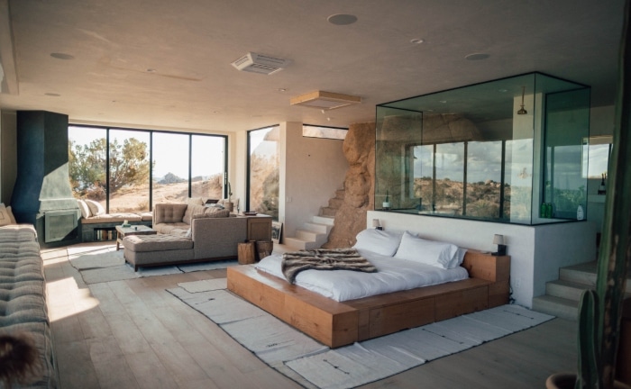 dormitorio y salón en tonos beige y vistas desierto