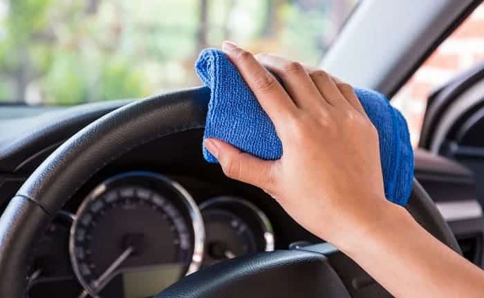 Cómo limpiar el volante de cuero del coche - Blogs MAPFRE