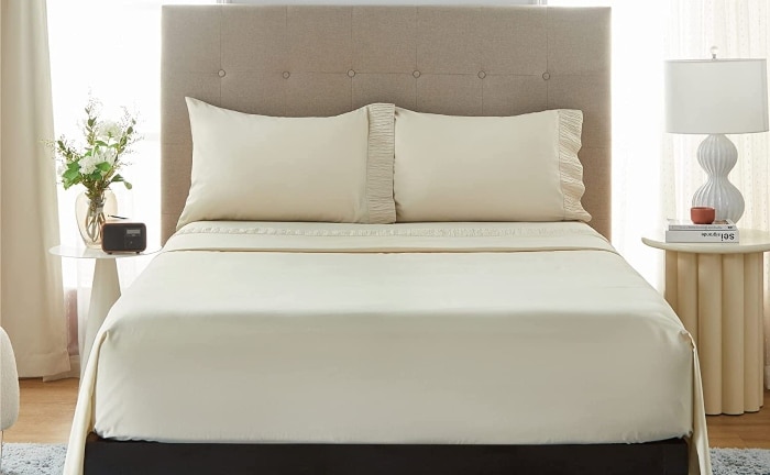 cama con sábanas bedsure beige