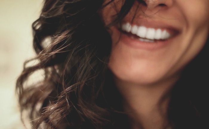 mujer con sonrisa dientes perfectos