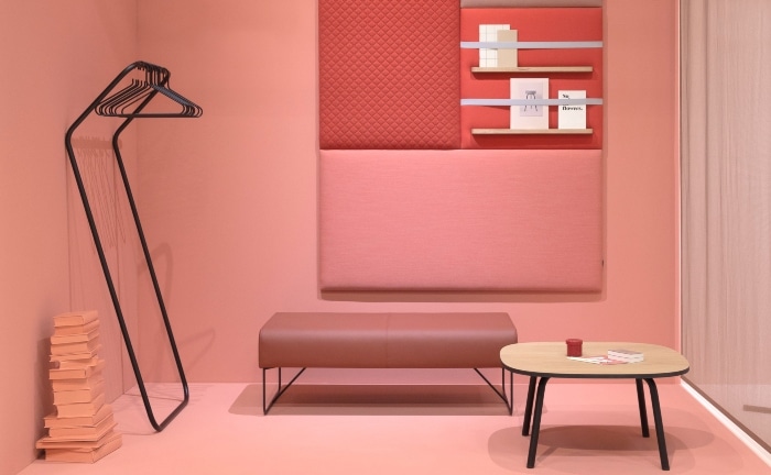 sala con detalles y pared rosa