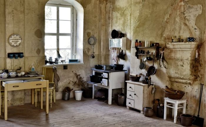 cocina vintage paredes mal estado y muebles blancos