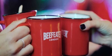 Dos tazas en el mercadillo organizado por Beefeater