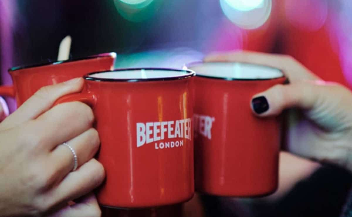 Dos tazas en el mercadillo organizado por Beefeater