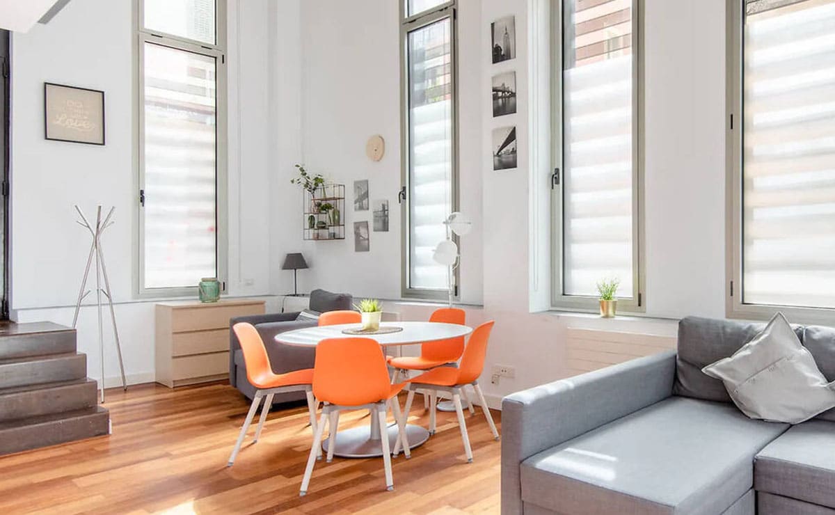 El moderno salón de un apartamento de Gràcia