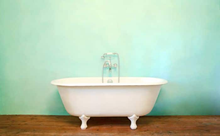 bañera vintage con pared verde