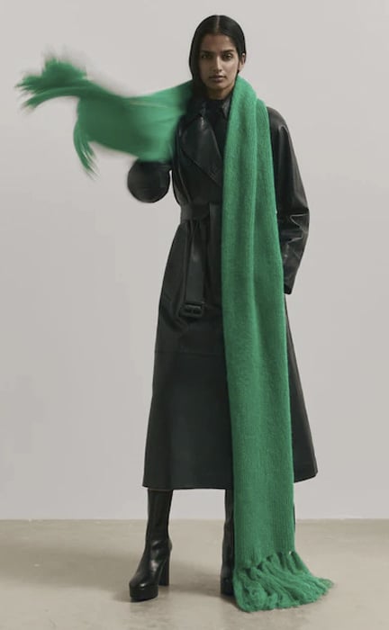 Bufanda larga color verde de Massimo Dutti