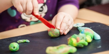 como quitar plastilina de la mesa