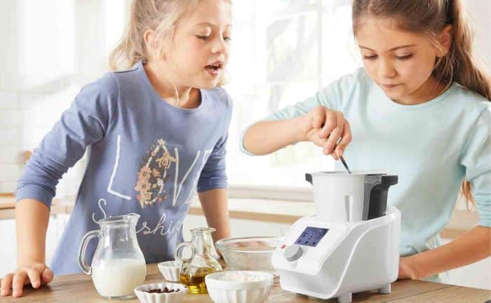 dos niñas con el robot de cocina de Lidl