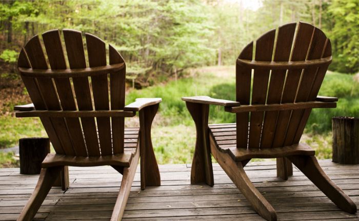 vista de dos sillas de madera Adirondack en una terraza