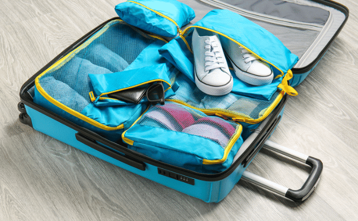 maleta con organizadores de equipaje azules