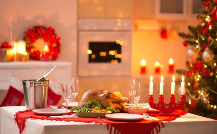 mesa navidad con candelabro en rojos