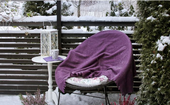 silla y farolillo terraza invierno