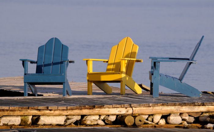 tres sillas Adirondack en azul y amarillo