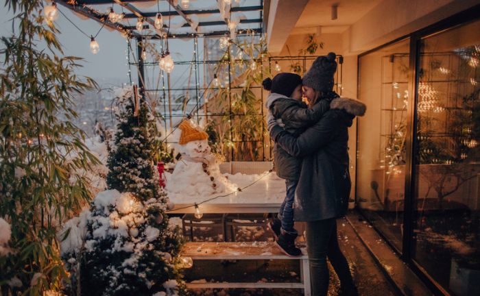 mujer y niño en una terraza en navidad