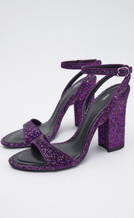 Sandalia morada con purpurina de Zara