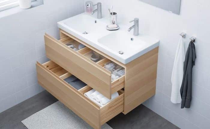 Armario lavabo con dos cajones GODMORGON-ODENSVIK con madera con efecto de roble de tinte blanco