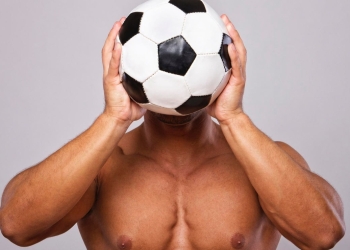 Futbolista desnudo en forma