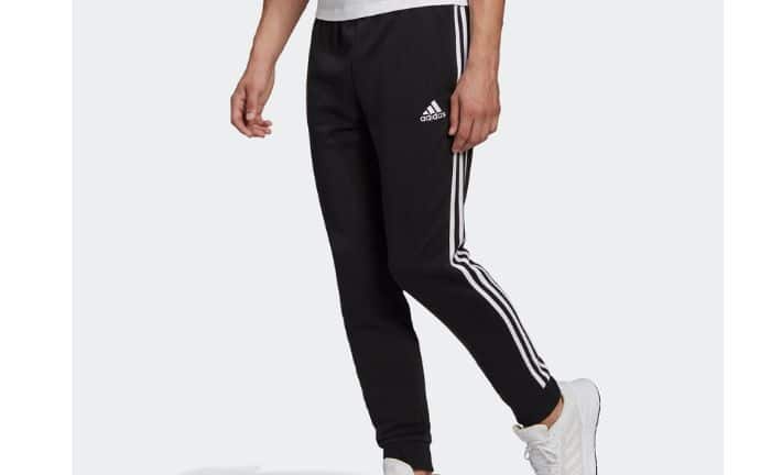 Pantalón de chándal jogger Adidas con las características tres rayas de la marca alemana