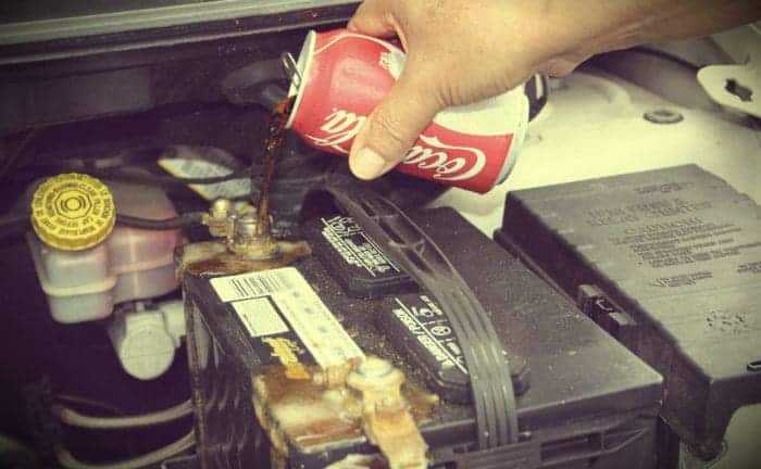 limpiar bateria coche refresco cola