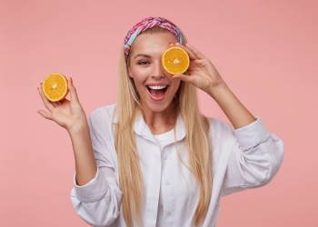 mujer felicidad comer naranjas