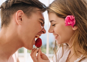 pareja come fresas afrodisiacas