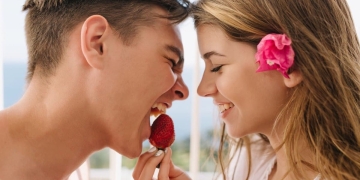 pareja come fresas afrodisiacas