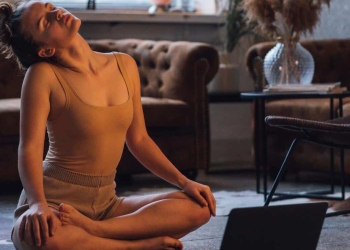 yoga casa postura sentada