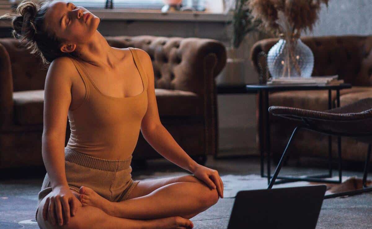 yoga casa postura sentada
