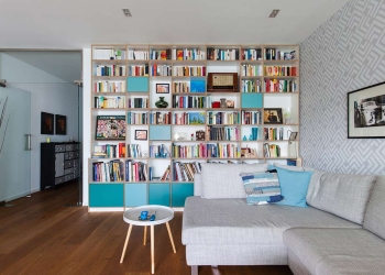 salon decorado con una libreria