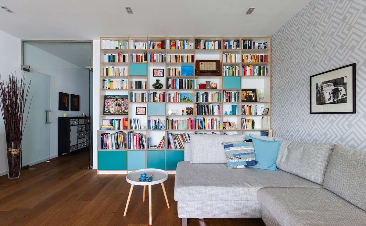 salon decorado con una libreria