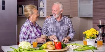 pareja feliz alimentos saludables