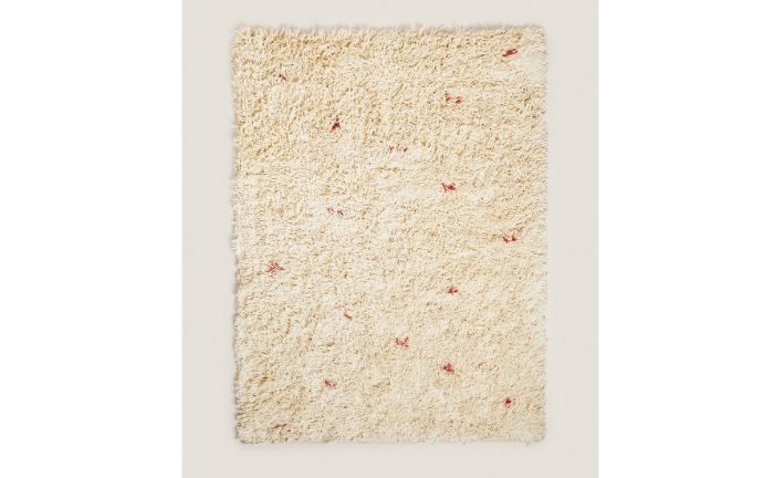 alfombra infantil beige con detalles en rojo Zara Home