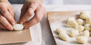 mujer preparando ñoquis para dieta