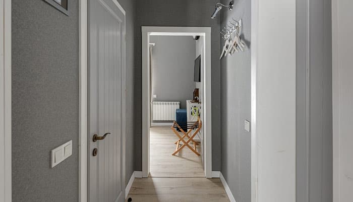 pasillo gris con puertas blancas