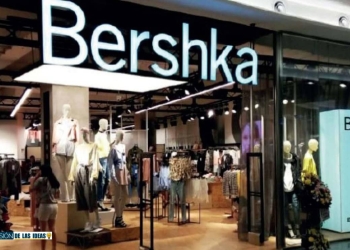 Vestido mini con detalles de strass de Bershka