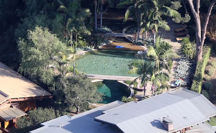 Vista de la piscina de la mansión