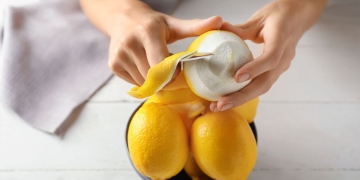 Limpieza con cáscaras de limón