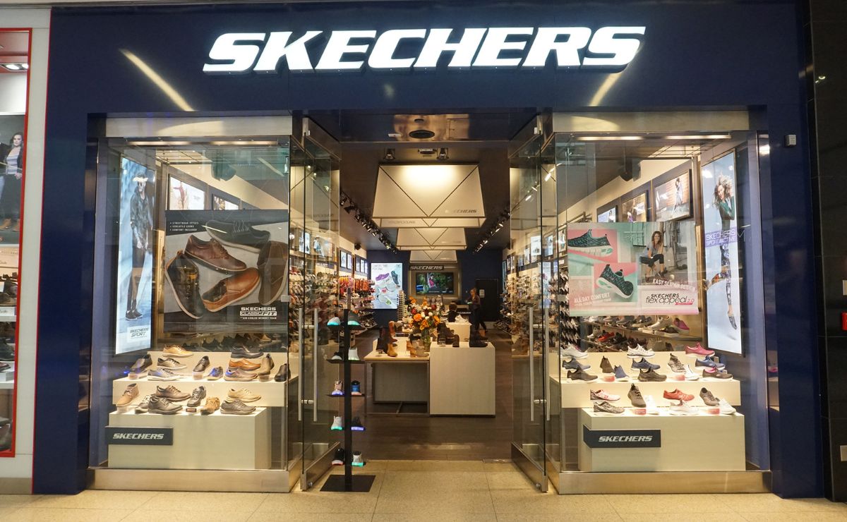La Skechers Relaxed Fit D'Lux Walker - Timeless Path es la zapatilla que combina el mayor estilo con un gran confort
