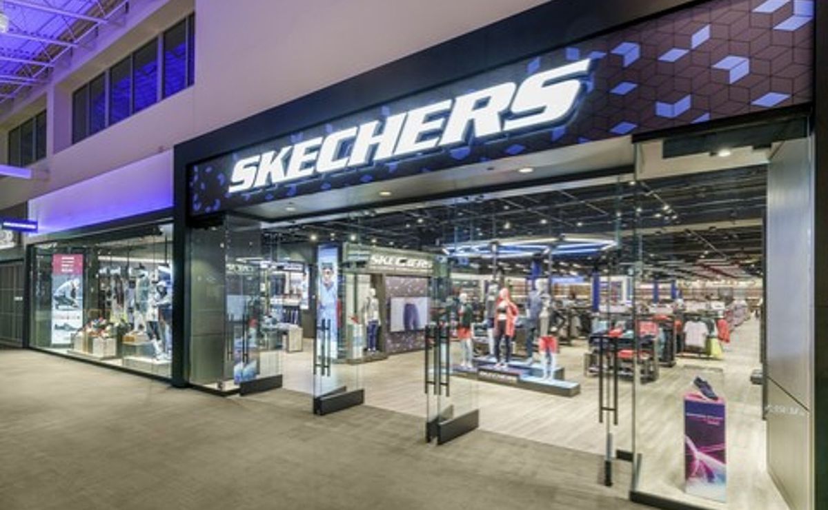 Con la Skechers Slip-ins Summits- Dazzling Haze, la marca estadounidense ha conseguido revolucionar el mercado con el particular diseño que ayuda a que puedas calzarte de manera fácil y sencilla