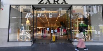 Bolso pequeño brillante de Zara