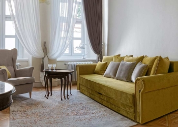 sofa de terciopelo verde