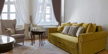sofa de terciopelo verde