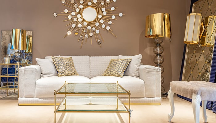 salon con accesorios decorativos dorados