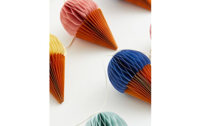 Detalle de la guirnalda decorativa con forma de helado de H&M Home